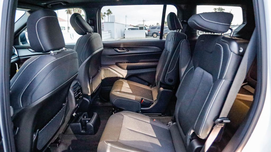 2025 Jeep Grand Cherokee L Laredo X Image 12 of 30