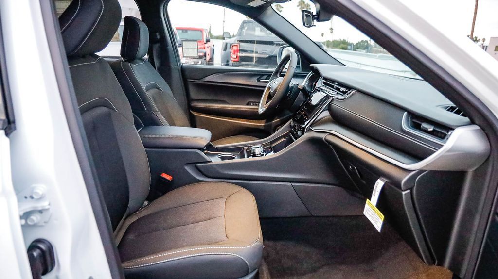 2025 Jeep Grand Cherokee L Laredo X Image 15 of 30