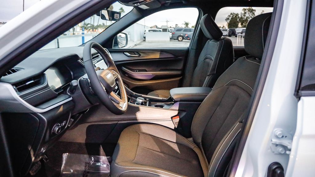 2025 Jeep Grand Cherokee L Laredo X Image 16 of 30