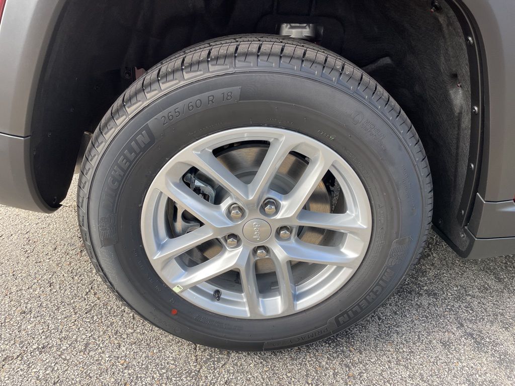 2025 Jeep Grand Cherokee L Laredo Image 8 of 26