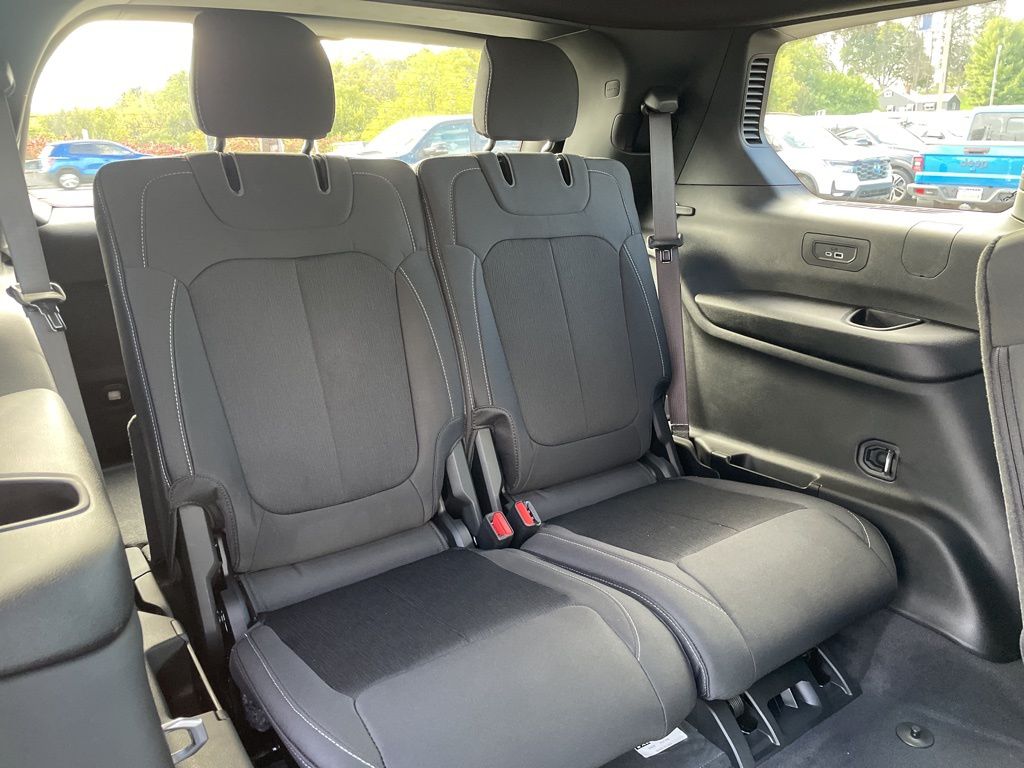 2025 Jeep Grand Cherokee L Laredo Image 11 of 26