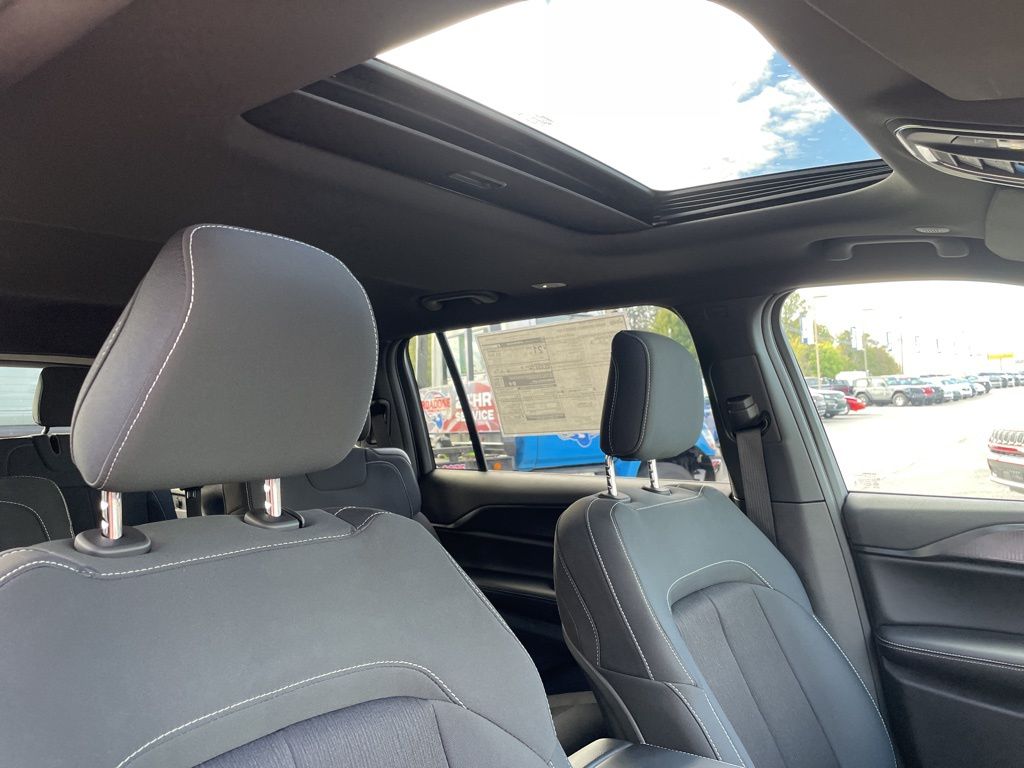 2025 Jeep Grand Cherokee L Laredo Image 13 of 26