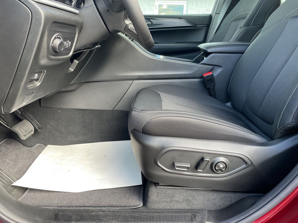 2025 Jeep Grand Cherokee L Laredo Image 12 of 26