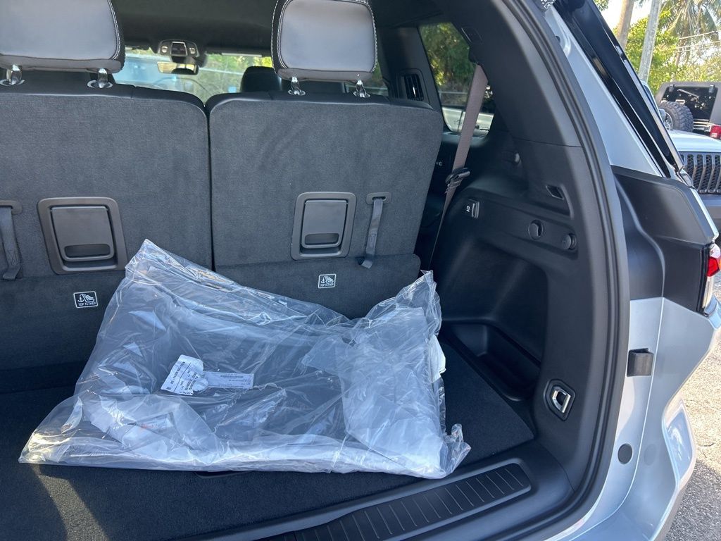 Vehicle image 33 of 51