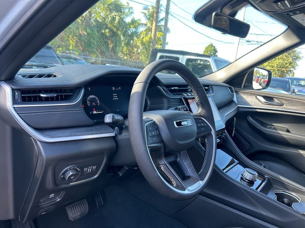 Vehicle image 11 of 51