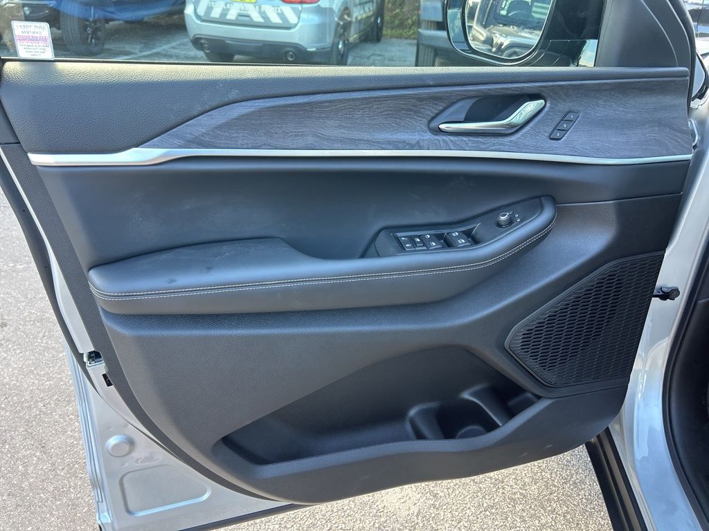 Vehicle image 37 of 51