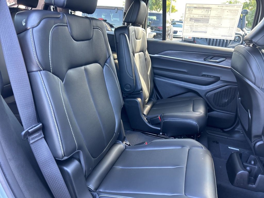 Vehicle image 28 of 51