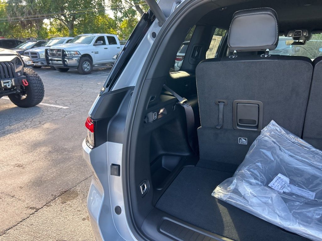 Vehicle image 32 of 51