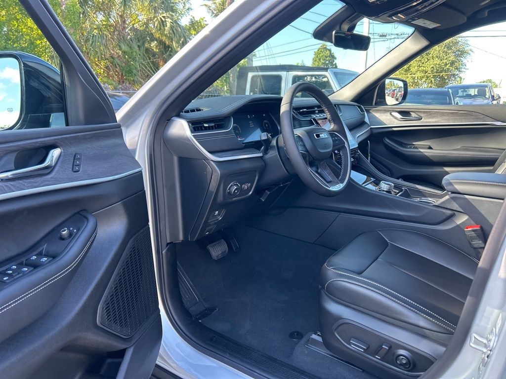 Vehicle image 10 of 51