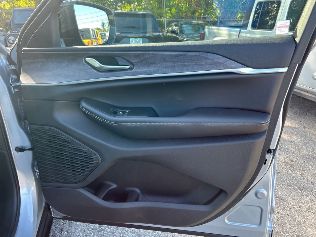 Vehicle image 27 of 51