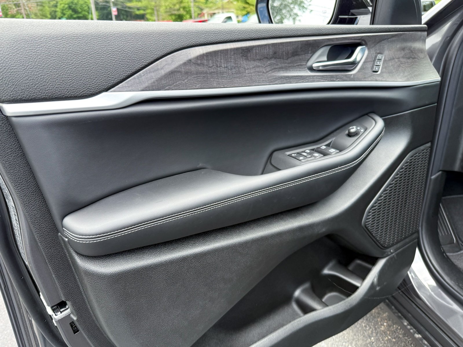 Vehicle image 27 of 41