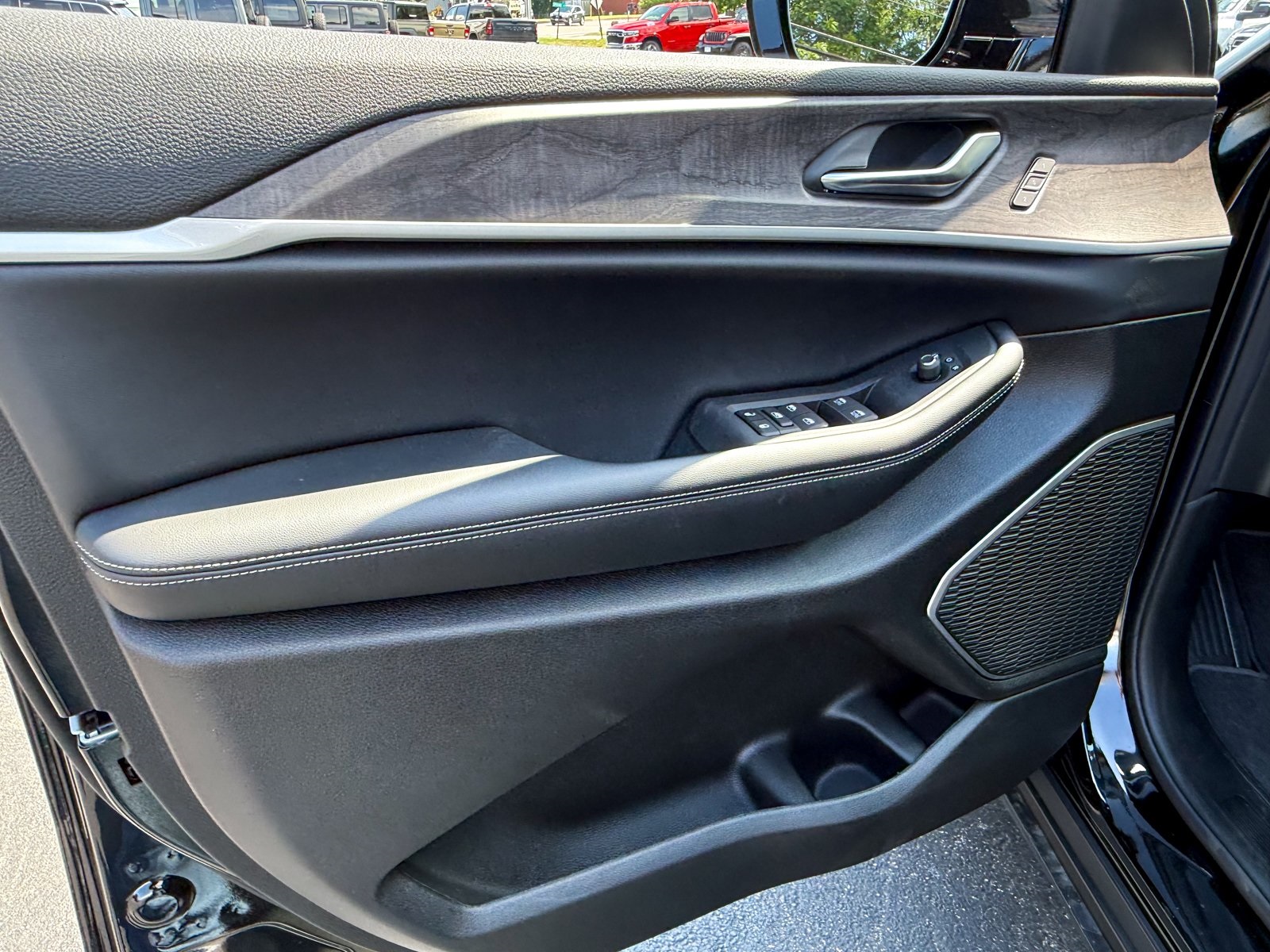 Vehicle image 26 of 43