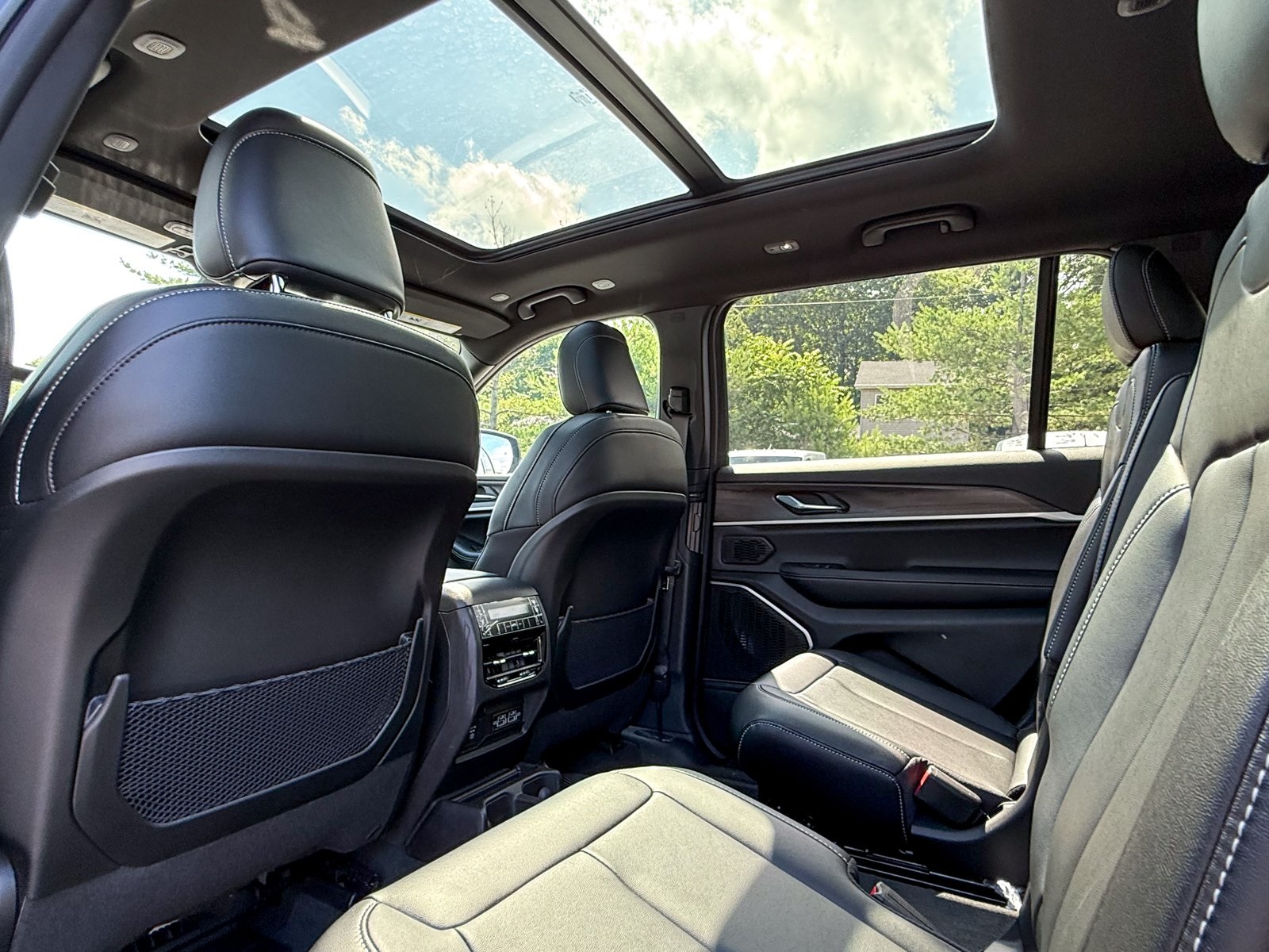 Vehicle image 14 of 43