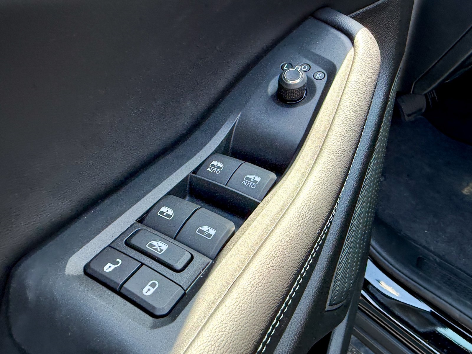 Vehicle image 34 of 43