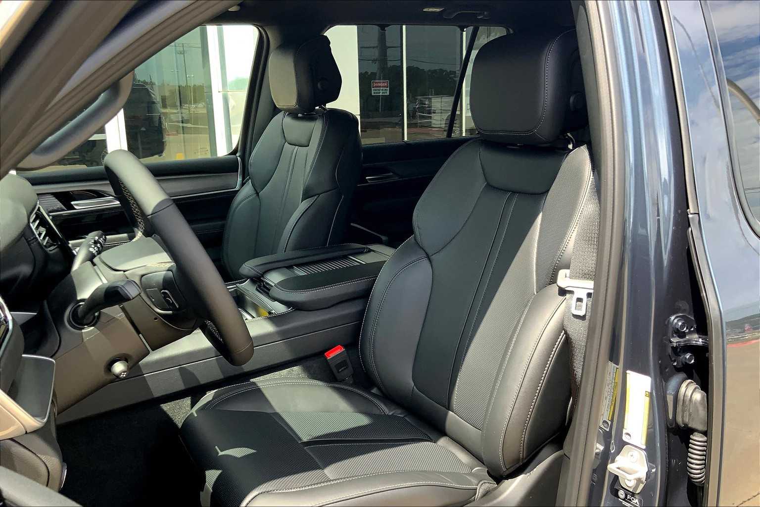 2025 Jeep Wagoneer Base Image 8 of 18