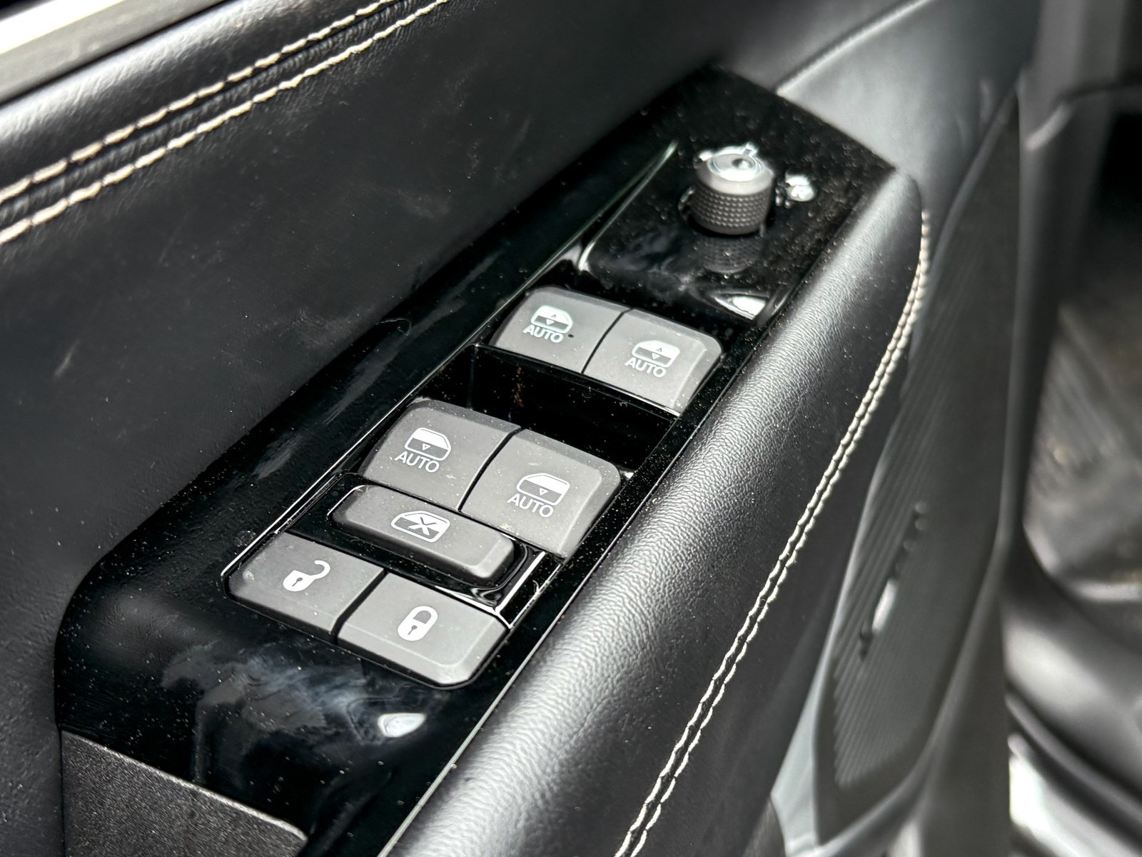 Vehicle image 17 of 40