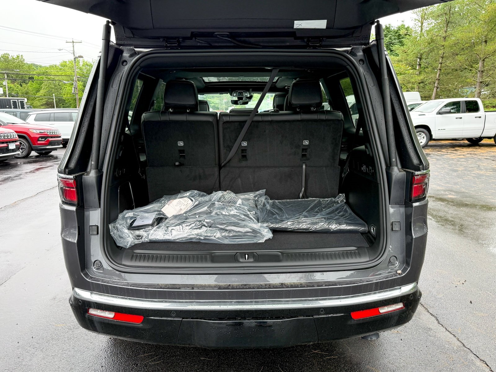 Vehicle image 37 of 40