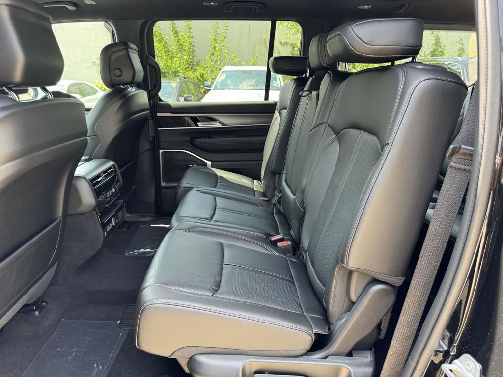 Vehicle image 11 of 27