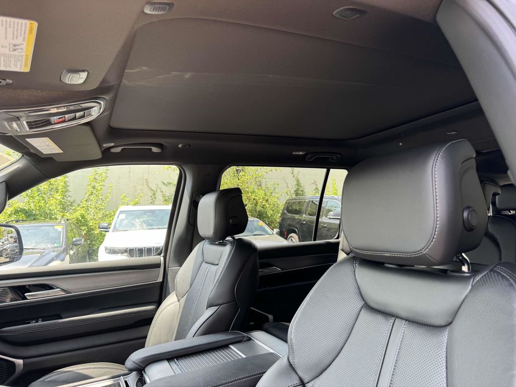 Vehicle image 14 of 27