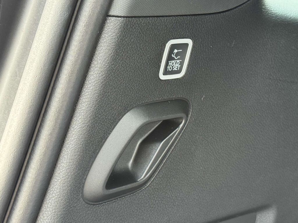 Vehicle image 25 of 27