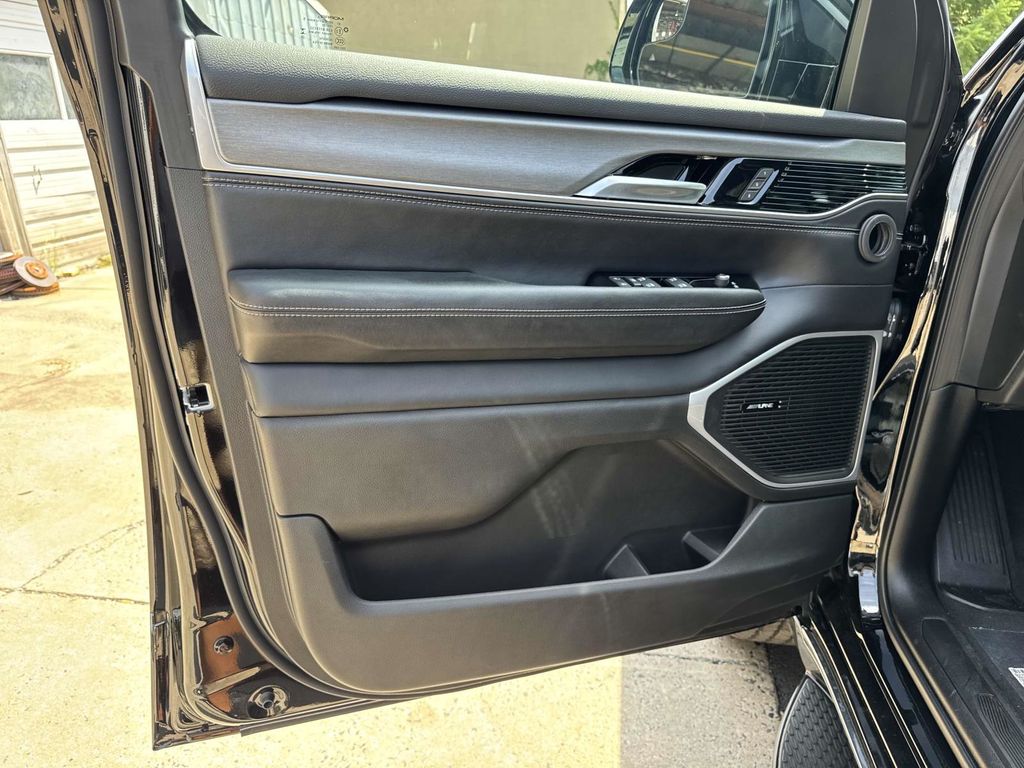 Vehicle image 22 of 27