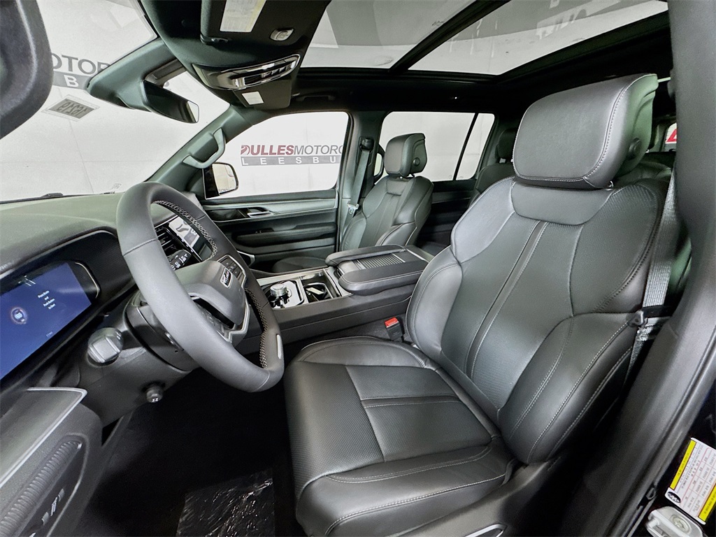 Vehicle image 21 of 33