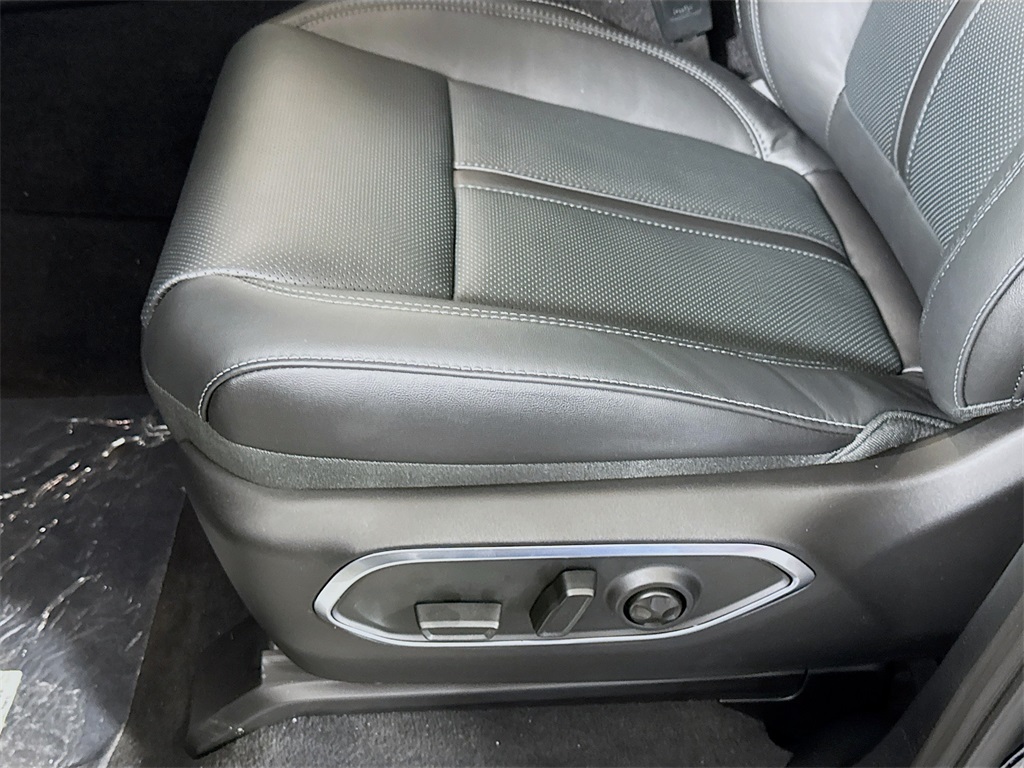 Vehicle image 19 of 33