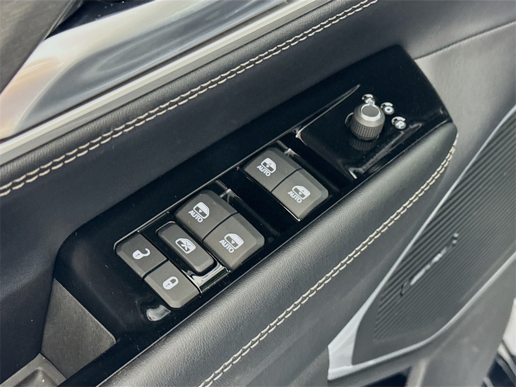 Vehicle image 17 of 33