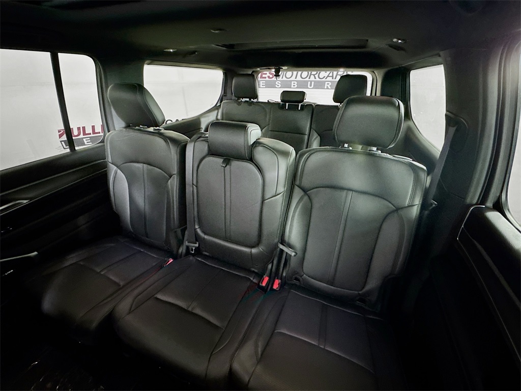 Vehicle image 25 of 33