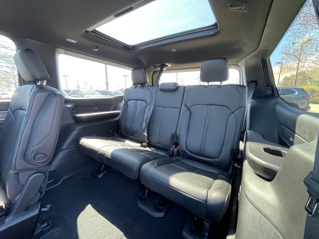 Vehicle image 12 of 18