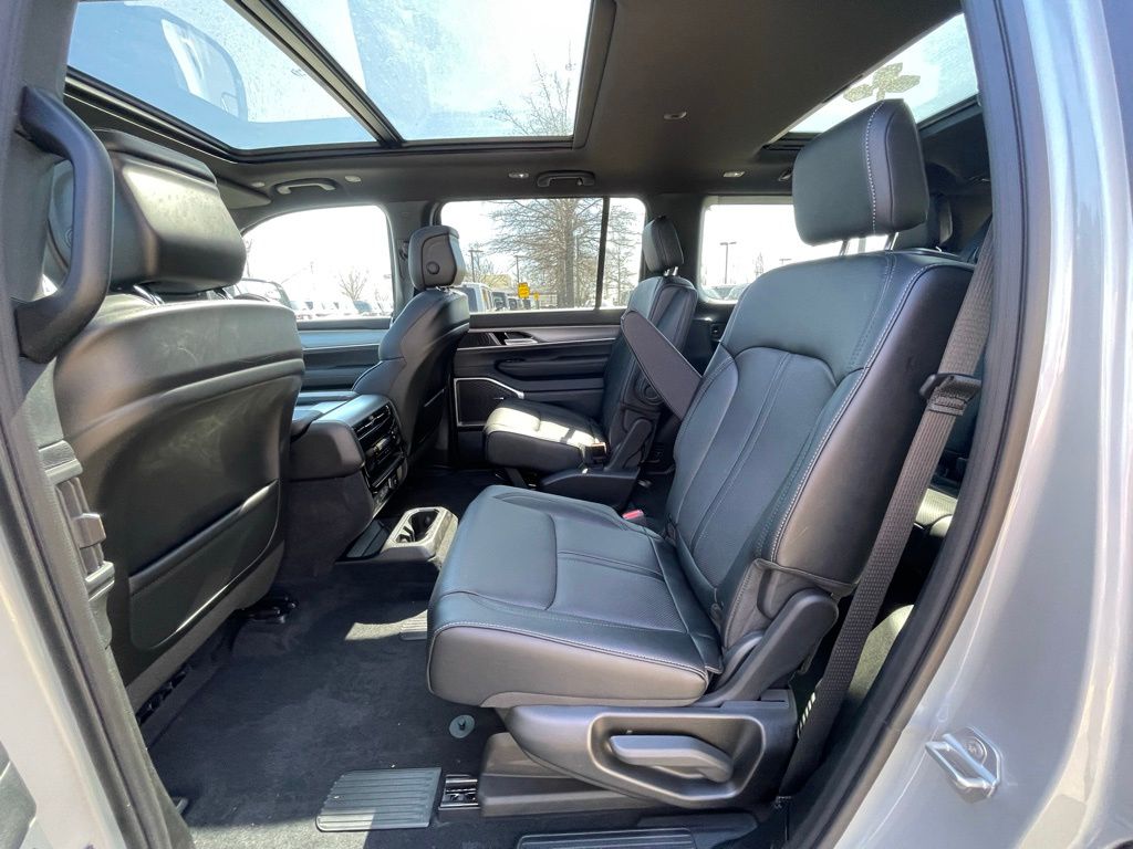 Vehicle image 11 of 18