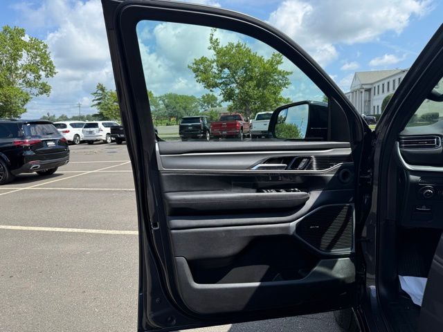 Vehicle image 12 of 28
