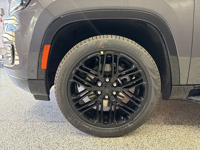 Vehicle image 25 of 28