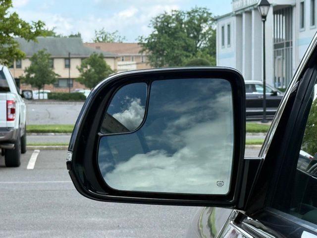Vehicle image 15 of 28