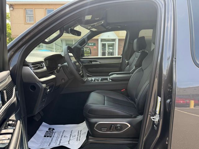 Vehicle image 10 of 28