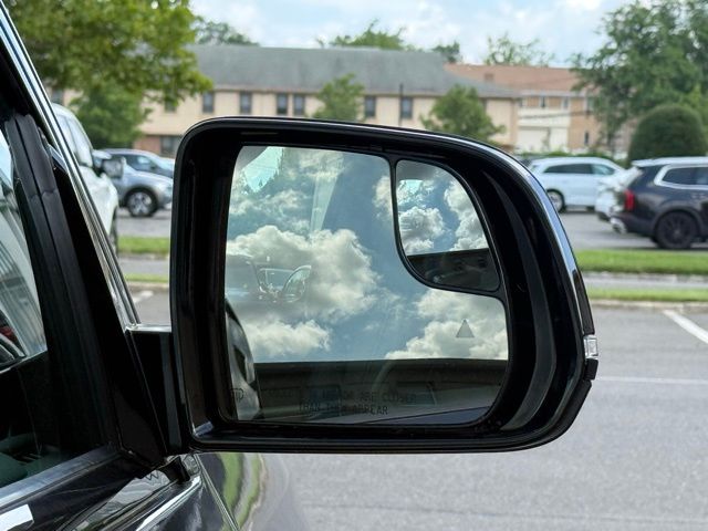 Vehicle image 13 of 28