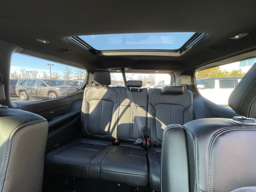 Vehicle image 13 of 19