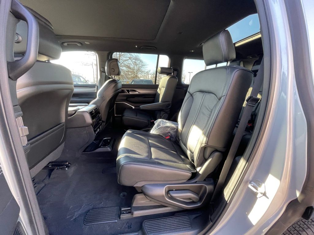 Vehicle image 11 of 19