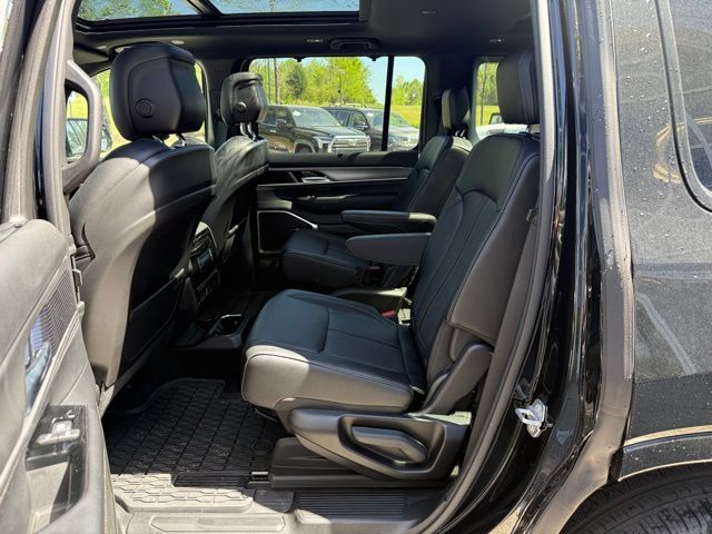 Vehicle image 14 of 39