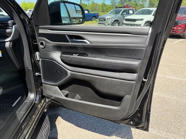 Vehicle image 19 of 39