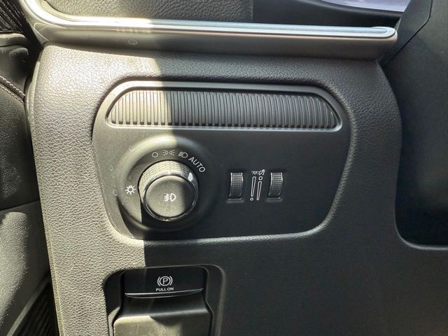 Vehicle image 27 of 39