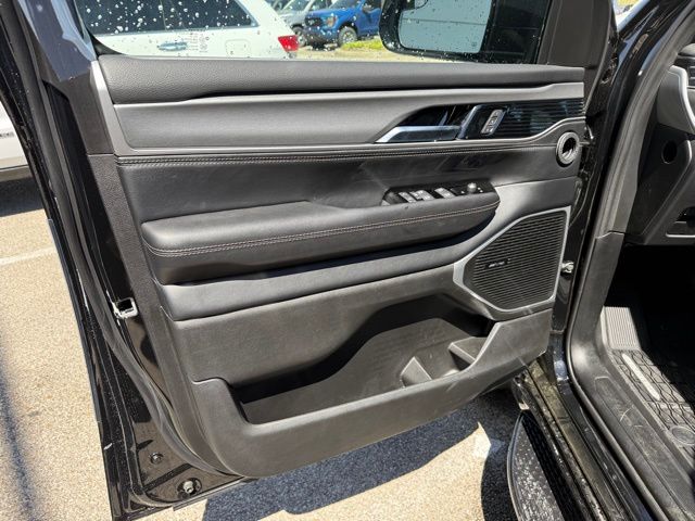 Vehicle image 13 of 39