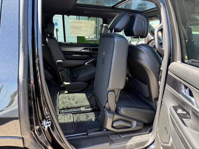 Vehicle image 21 of 39
