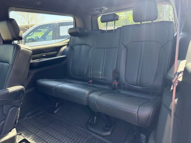 Vehicle image 16 of 39