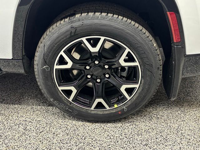 Vehicle image 23 of 24