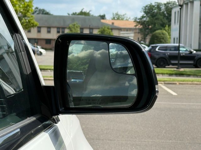 Vehicle image 17 of 24