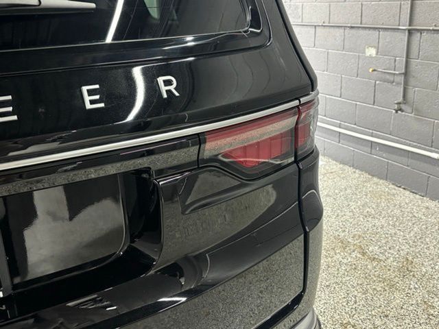 Vehicle image 13 of 19