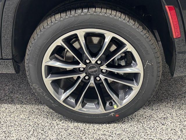 Vehicle image 14 of 19
