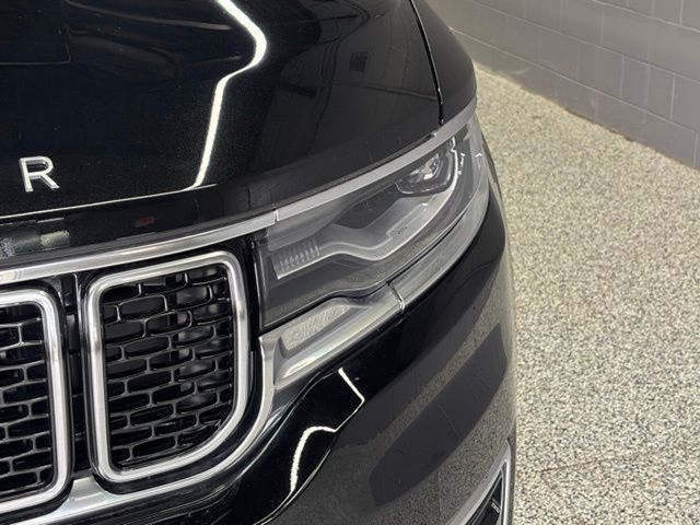 Vehicle image 10 of 19
