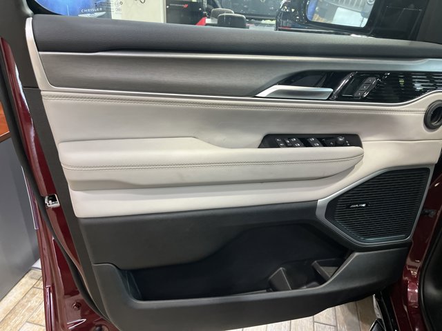 Vehicle image 8 of 10